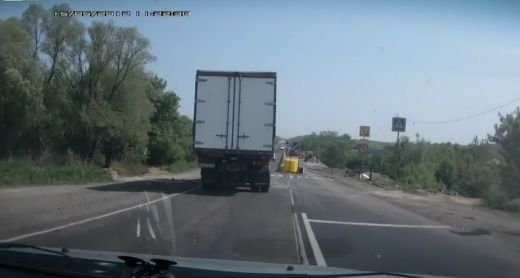 VIDEO INCREDIBIL! Dispari intr-o SECUNDA! Ce se intampla cand un camion IMENS ramane fara FRANE!