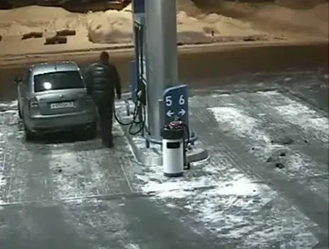 Cel mai prost sofer a dat foc la benzinarie: Un prost mai mare decat el a s arit sa il ajute! Vezi ce a iesit: