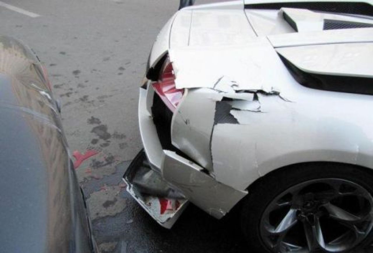 A facut praf un Lamborghini de sute de mii de euro! Cum a provocat un accident imens din cauza unei manevre nebune:_4