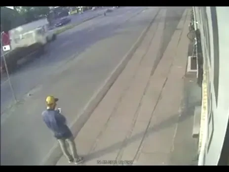 VIDEO INCREDIBIL! A fost la un pas de MOARTE dupa ce s-a oprit pe strada sa dea LIKE pe facebook! Vezi ce s-a intamplat: