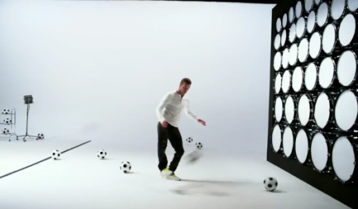 SUPERVIDEO:&nbsp;Beckham e mai tare ca Beethoven! :)&nbsp; Canta demential Oda Bucuriei cu mingea de fotbal!&nbsp;