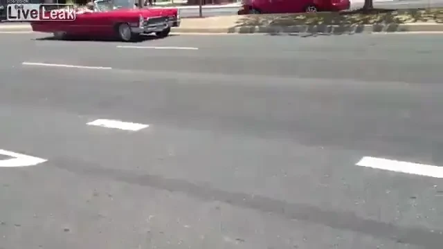 VIDEO SENZATIE! A vrut sa se dea mare cu un SCUTER pe sosea! Vezi ce a patit! :))