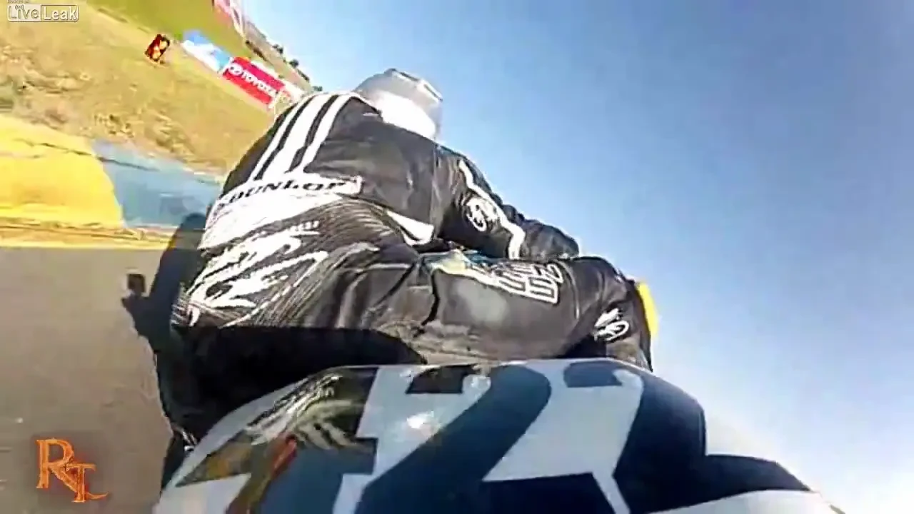 Multi motociclisti nu au norocul lui: Ar fi putut muri pe loc dar s-a salvat cu un reflex GENIAL!