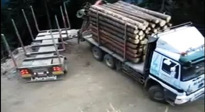 VIDEO: Cel mai tare sofer! A intors camionul pe marginea prapastiei, intr-un loc unde&nbsp;nu-ti iese nici cu un Tico de frica!
