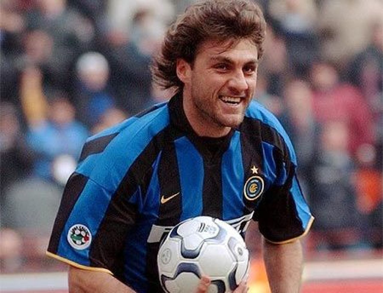Italia, lovita CRUNT de mafia pariurilor! Doi jucatori de la nationala si un nume URIAS pe lista MIZERIEI! Vieri, anchetat pentru meciuri trucate!_8