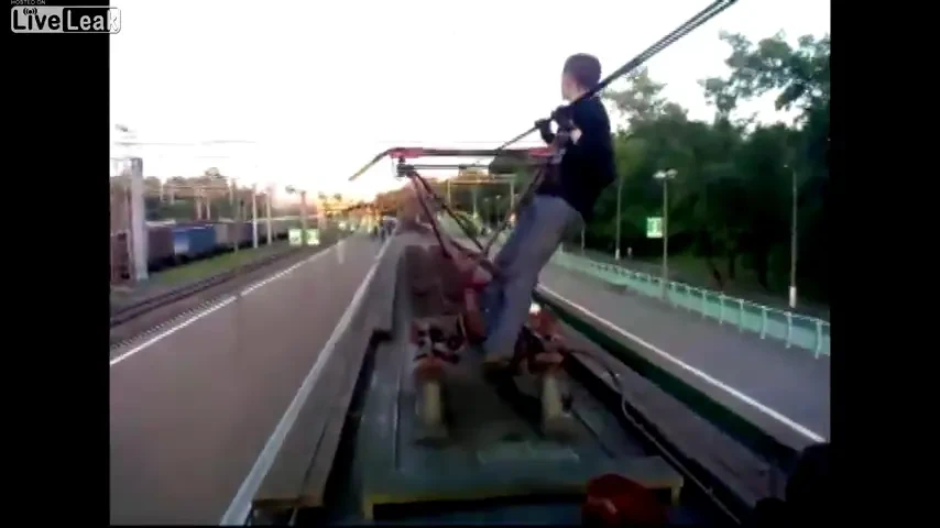 VIDEO Pustii astia sunt NEBUNI! Cascadorii DEMENTE pe un tren aflat in miscare! Cum se distreaza mai nou rusii!