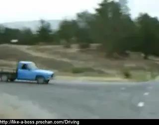 CE NEBUN! Face drift cu o camioneta si se rastoarna! Nu o sa-ti vina sa crezi ce a facut apoi: VIDEO