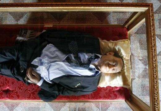 FOTO| Gluma sinistra: primele imagini cu Berlusconi MORT! Poarta papuci cu Mickey Mouse si are mana blocata in pantaloni! Cum arata