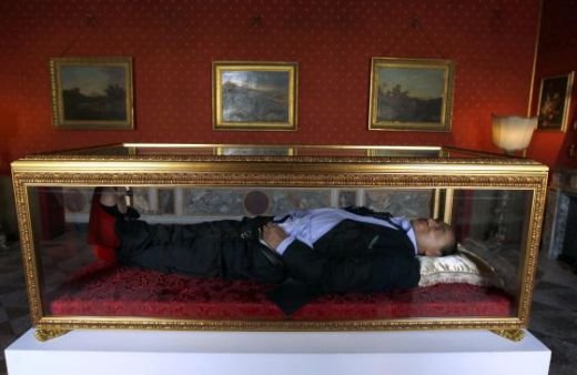 FOTO| Gluma sinistra: primele imagini cu Berlusconi MORT! Poarta papuci cu Mickey Mouse si are mana blocata in pantaloni! Cum arata 
