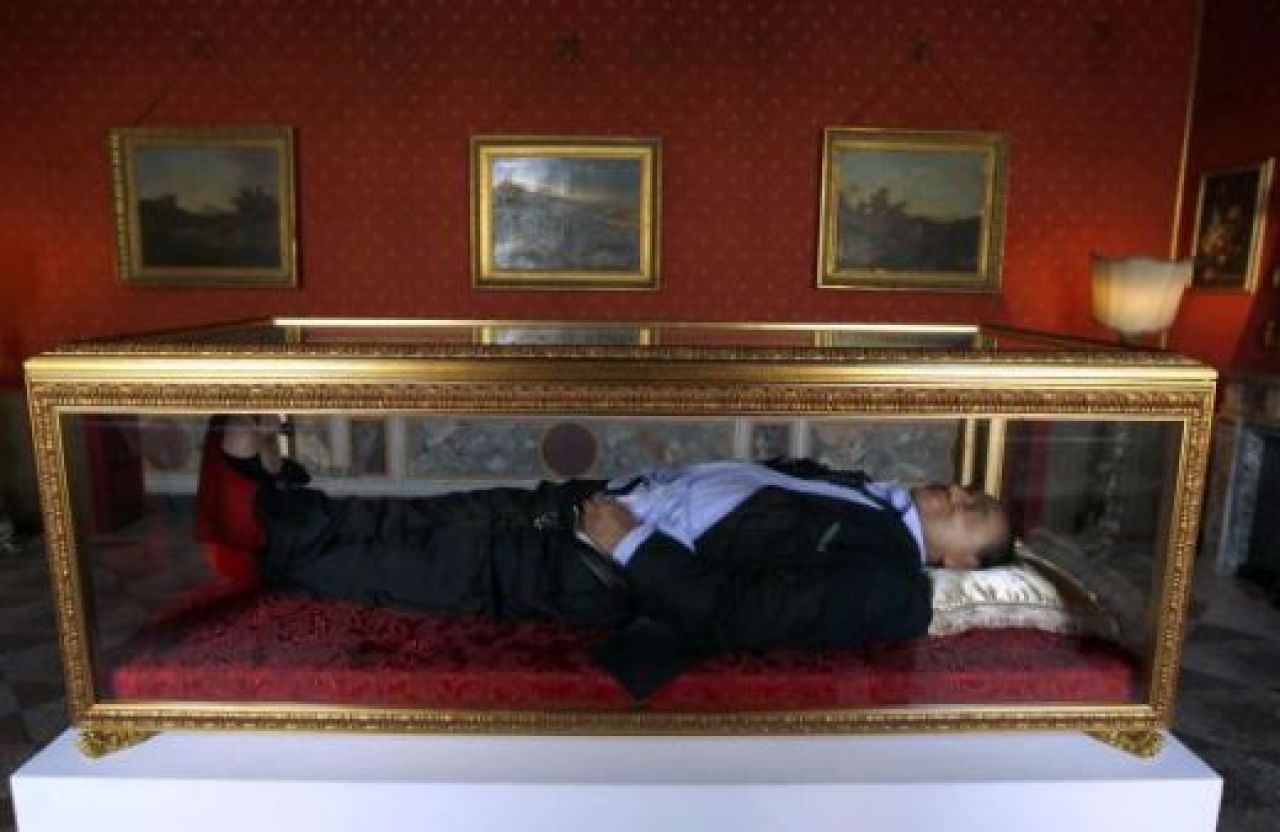 FOTO| Gluma sinistra: primele imagini cu Berlusconi MORT! Poarta papuci cu Mickey Mouse si are mana blocata in pantaloni! Cum arata