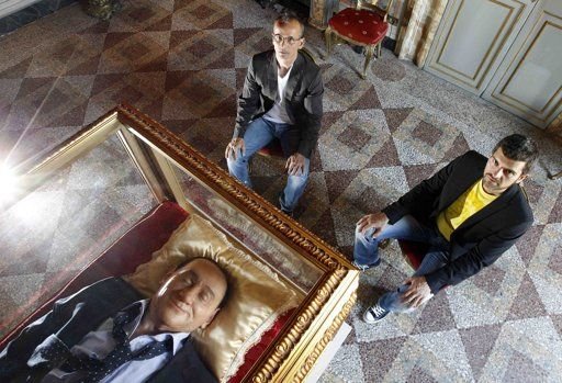 FOTO| Gluma sinistra: primele imagini cu Berlusconi MORT! Poarta papuci cu Mickey Mouse si are mana blocata in pantaloni! Cum arata 