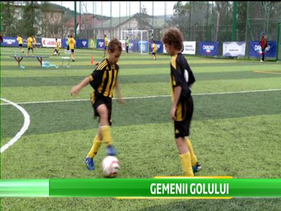 14 echipe se lupta pentru un loc in finala turneului din Polonia la Cupa Hagi Danone! Doi gemeni de la Atletico Arad viseaza departe: