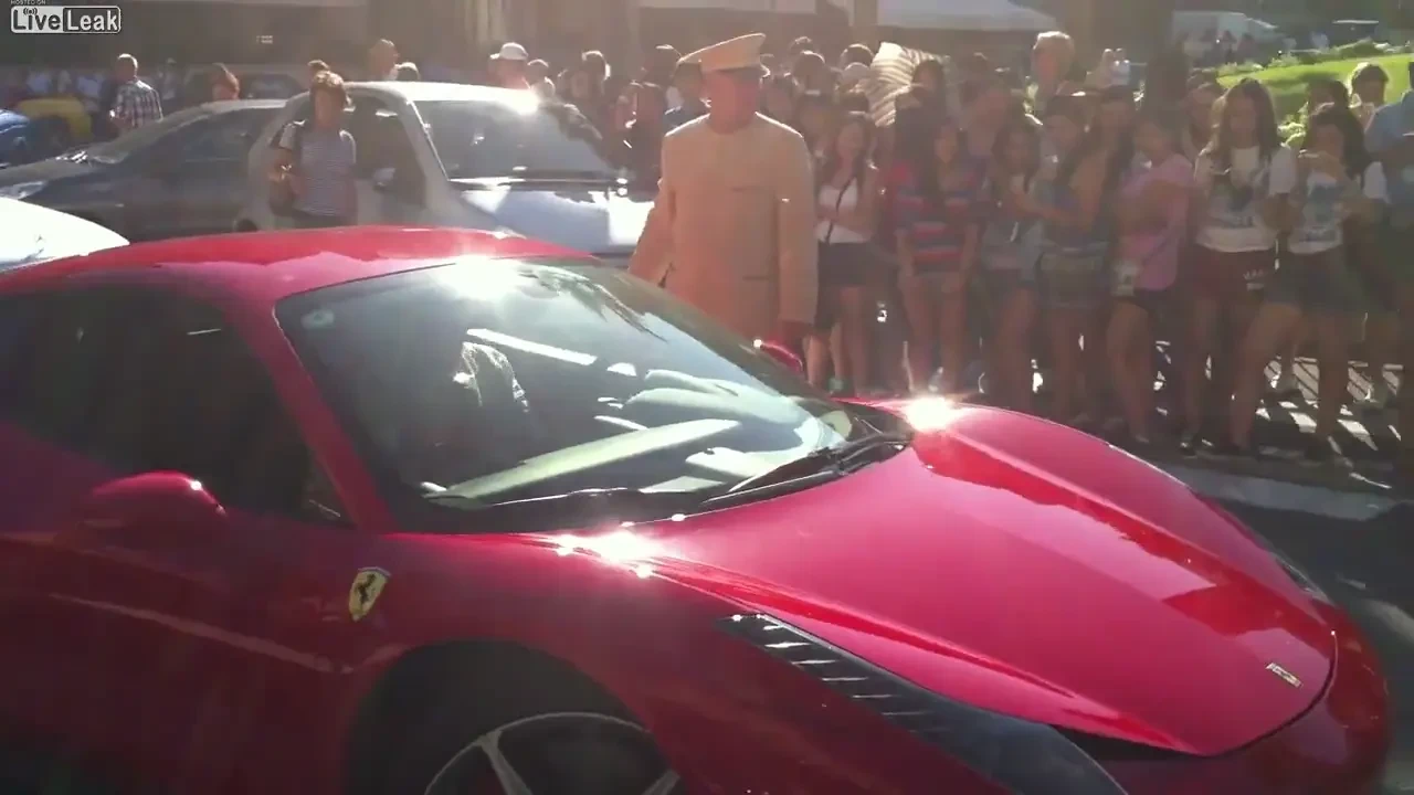 VIDEO Accident de 1 MILION de dolari la Monaco! BLONDA la volan! Cum a facut PRAF o parcare intreaga!