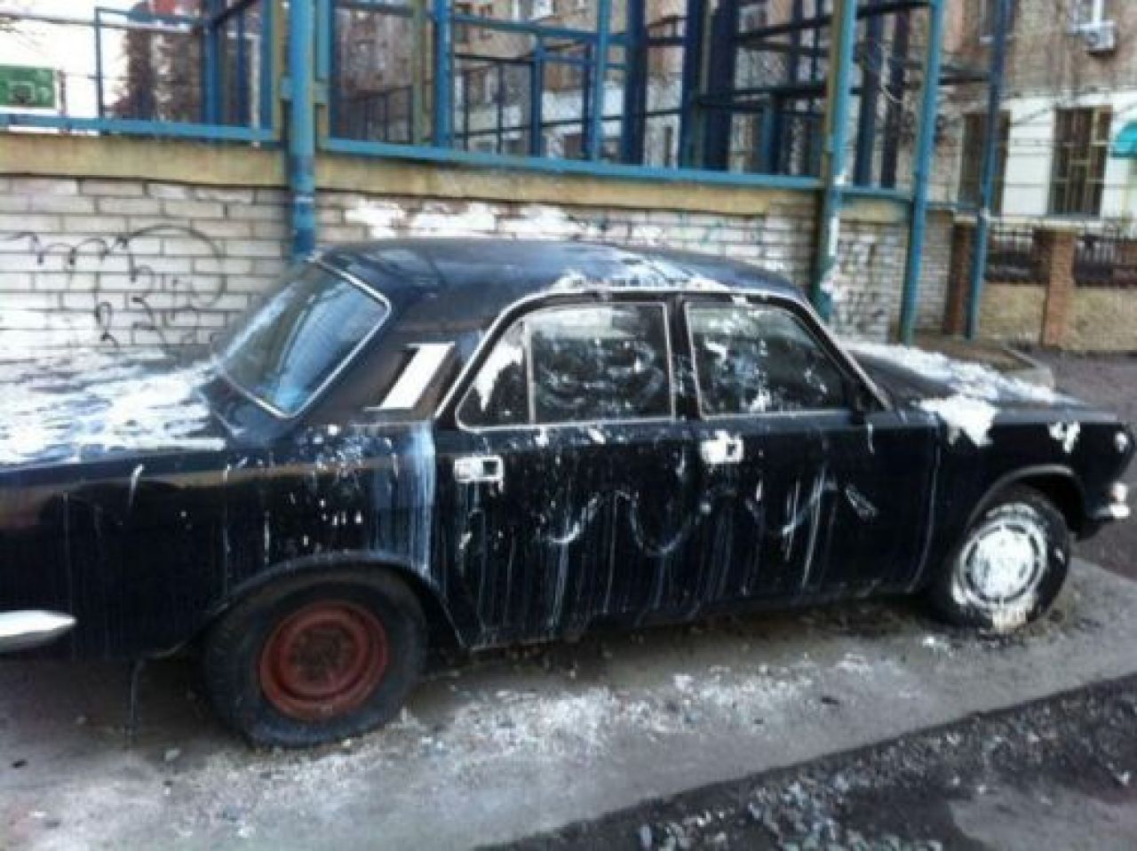 FOTO GENIAL! Mai bine i-ar fi ridicat masina! Ce a patit un sofer care a avut TUPEU sa parcheze pe trotuar:_1