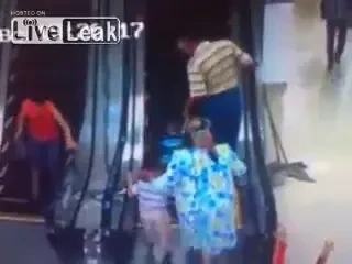 CLIPUL ZILEI! Oameni pentru prima data in fata scarilor rulante! Vezi ce se intampla :)