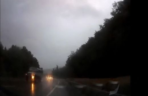 VIDEO Ce se intampla cand ploua si mergi cu viteza MARE? Vezi ce a patit un sofer inconstient!