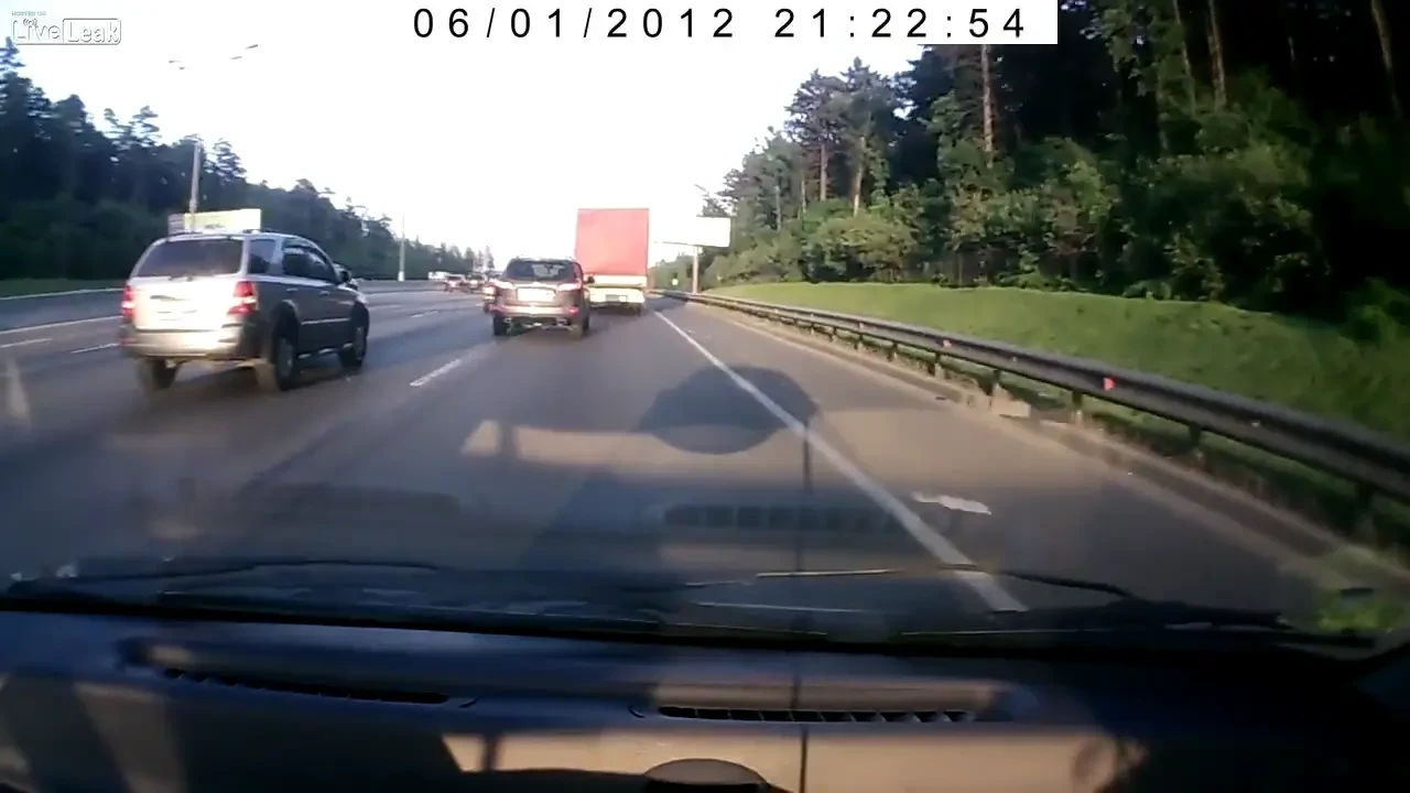 VIDEO HALUCINANT! Ce se intampla cand un IDIOT pe motor incearca sa-i taie fata unei ambulante: