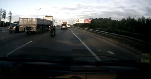 VIDEO HALUCINANT! Ce se intampla cand un IDIOT pe motor incearca sa-i taie fata unei ambulante: