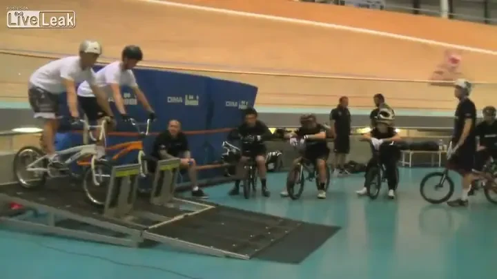 VIDEO GENIAL! Cea mai SCURTA cursa de biciclete din istorie! Ce s-a intamplat la start :))
