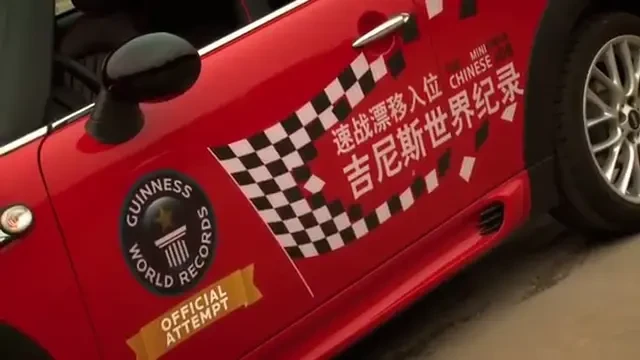 VIDEO FENOMENAL! Cea mai tare parcare LATERALA! Te descurci cu 15 cm? Vezi ce poate chinezul ASTA!