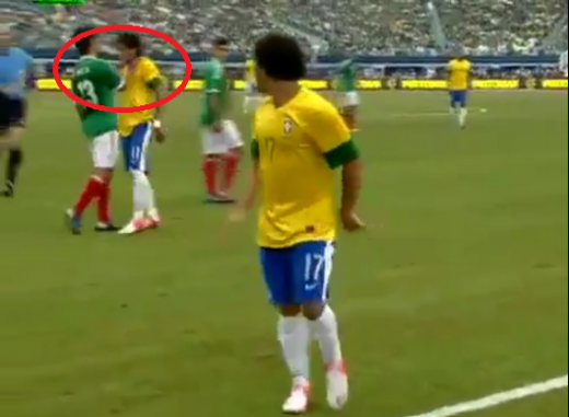 L-au umilit si i-au cantat: Ai se eu te pego! Neymar l-a scuipat pe Meza, acesta l-a culcat la pamant in secunda doi: VIDEO