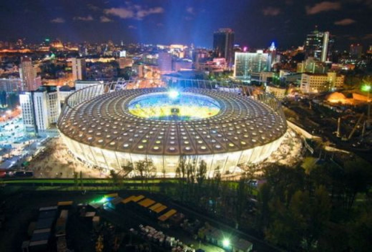 FOTO SUPERB: Cele 8 bijuterii de la Euro! Cine joaca pe ce mai URAT stadion si cum a ajuns Spania sa valoreze cat stadionul pe care joaca_4