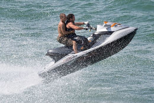 Italienii NU se mai gandesc la EURO! Isi ocupa timpul cu altfel de intreceri! Acum e la moda ski-jet-ul!