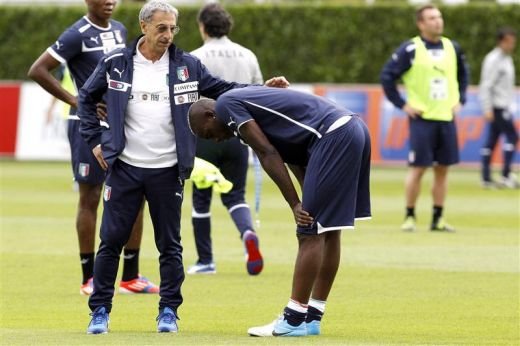 UPDATE: Balotelli NU a facut antrenamentul de azi! Risca sa rateze Euro! Ce improvizatie a facut Prandelli in echipa Italiei: