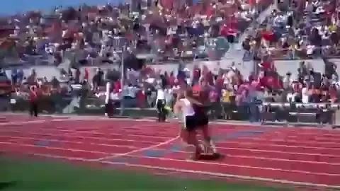VIDEO IMPRESIONANT! Cea mai emotionanta dovada de sportivitate! Ce gest INCREDIBIL a facut o atleta pentru rivala ei: