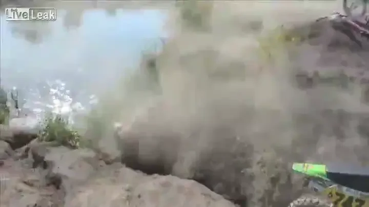 Mai vezi ceva prin praful asta? BLONDA care a crezut ca mersul pe bicicleta nu se uita niciodata a patit-o GRAV! VIDEO