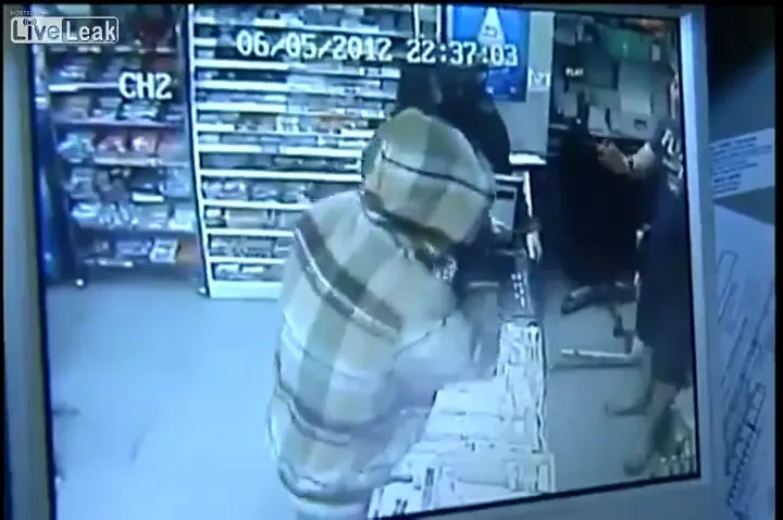 FABULOS! Doi hoti si-au ales gresit magazinul pe care sa-l jefuiasca: Vanzatorul i-a facut de comanda!