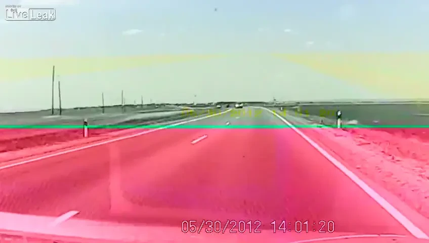 VIDEO! Oamenii din tara asta sunt DEMENTI! Un accident original :) Cum a ajuns cu masina in casa in timp ce mergea linistit: