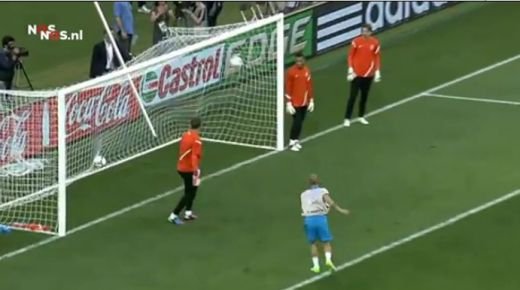 NE-BU-NI-E de gol la antrenamentul Olandei! Sneijder a reusit o bijuterie cum n-au vazut Ronaldo si Messi! VIDEO: