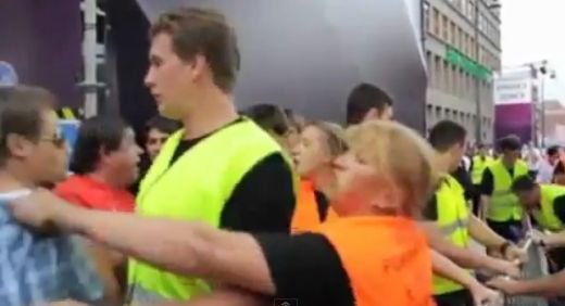 Ba, fugiti, asta ne omoara! :)) Femeia care i-a speriat pe HULIGANI la Euro. VIDEO GENIAL