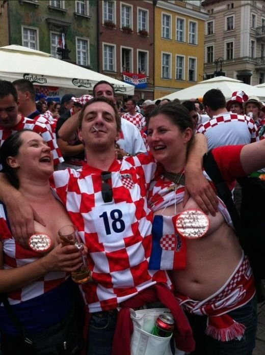 EUROBLOG, ZIUA 4: Rooney a exagerat cu implantul, un suporter a ADORMIT in tribune la Franta - Anglia :) Scuza jucatorilor pentru cel mai plictisitor meci de la Euro:_17