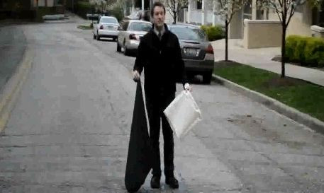 VIDEO: Carpeala revolutionara pentru gropi! O punga cu lichid si o bucata de carpa aruncata peste!