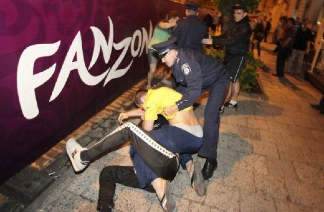 EUROBLOG ZIUA 5 | Violente incredibile in Varsovia: 56 de ARESTARI! Politistii ii cauta in continuare pe huligani!_7