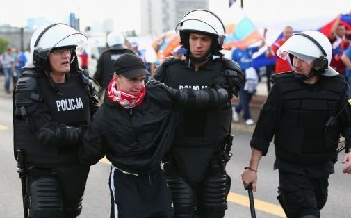 EUROBLOG ZIUA 5 | Violente incredibile in Varsovia: 56 de ARESTARI! Politistii ii cauta in continuare pe huligani!_16
