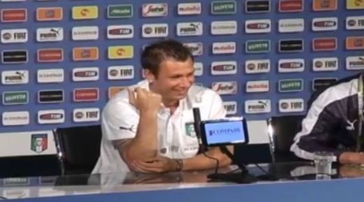 VIDEO DEMENTIAL! Reactia lui Cassano la cea mai ciudata intrebare: "E adevarat ca sunt jucatori gay in nationala Italiei?" Vezi cum a raspuns :)