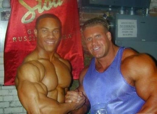 Trebuia sa fie MODEL pentru milioane de barbati dar s-a transformat intr-un cocalar! Ce poza si-a pus pe Facebook urmasul lui Schwarzenegger:_3