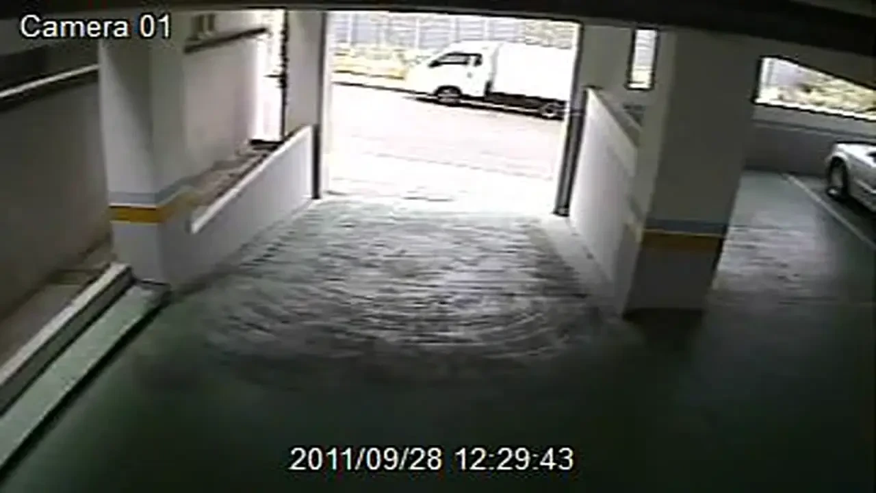 Soferita FENOMEN: A lovit masina de trei ori masina in doar 15 metri! Video senzational: