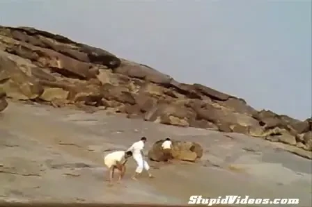 Au scapat INCREDIBIL de o moarte CUMPLITA: un FULGER a trecut la cativa centimetri de ei! VIDEO CUTREMURATOR!