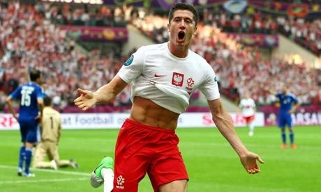 EUROBLOG ZIUA 9 | Grecii sunt NEBUNI! Au facut CHETA pentru Karagounis! Vezi teancul de bani pe care i l-au dat in vestiar dupa golul calificarii :))_2