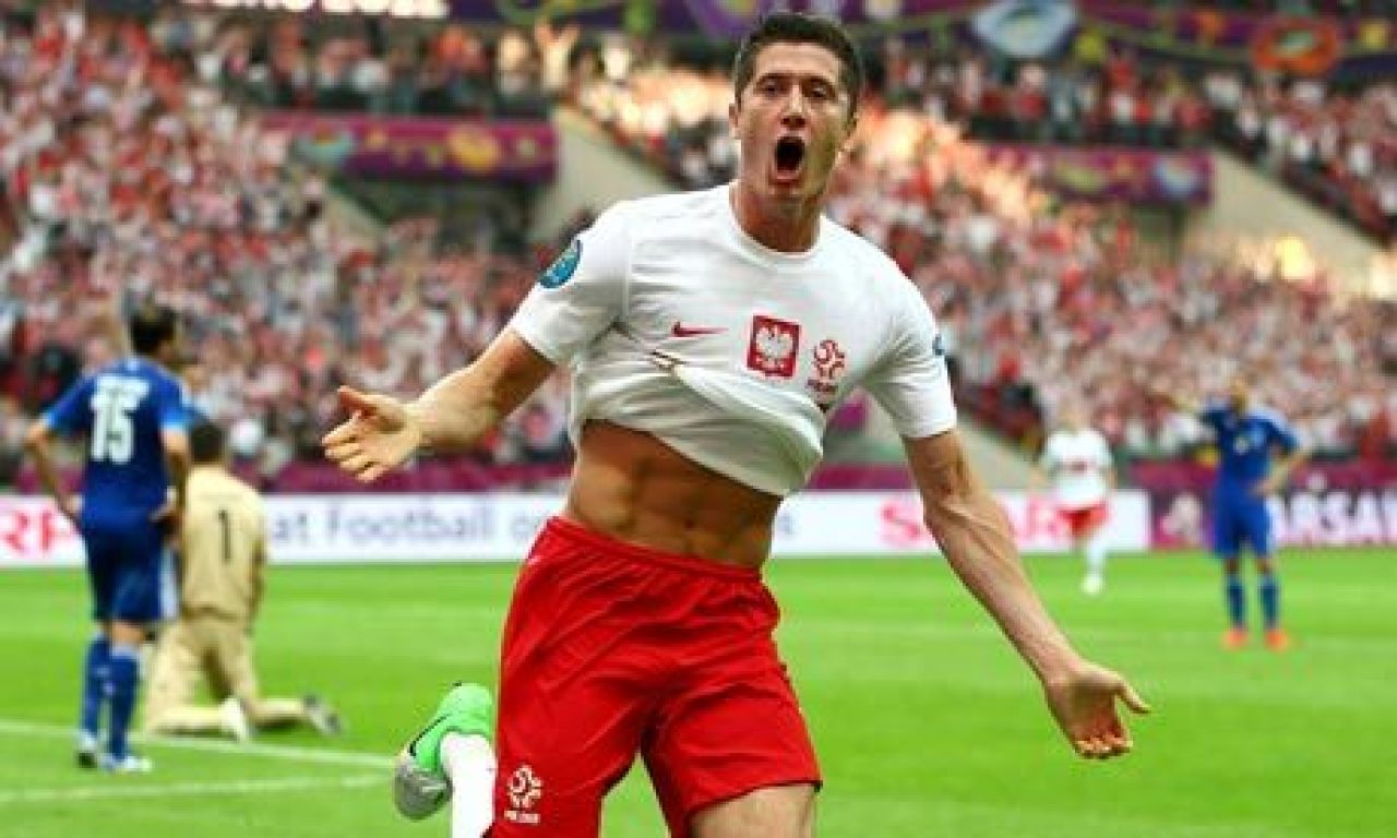 EUROBLOG ZIUA 9 | Grecii sunt NEBUNI! Au facut CHETA pentru Karagounis! Vezi teancul de bani pe care i l-au dat in vestiar dupa golul calificarii :))_2