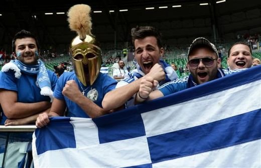 EUROBLOG ZIUA 9 | Grecii sunt NEBUNI! Au facut CHETA pentru Karagounis! Vezi teancul de bani pe care i l-au dat in vestiar dupa golul calificarii :))_3