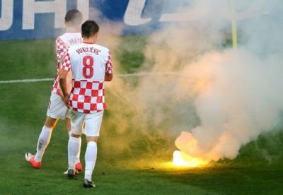 EUROBLOG ZIUA 9 | Grecii sunt NEBUNI! Au facut CHETA pentru Karagounis! Vezi teancul de bani pe care i l-au dat in vestiar dupa golul calificarii :))_5