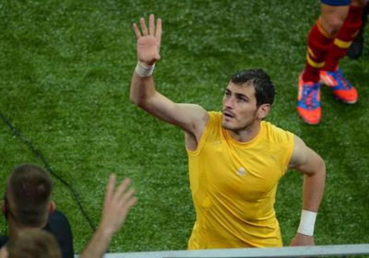 EUROBLOG ZIUA 9 | Grecii sunt NEBUNI! Au facut CHETA pentru Karagounis! Vezi teancul de bani pe care i l-au dat in vestiar dupa golul calificarii :))_6
