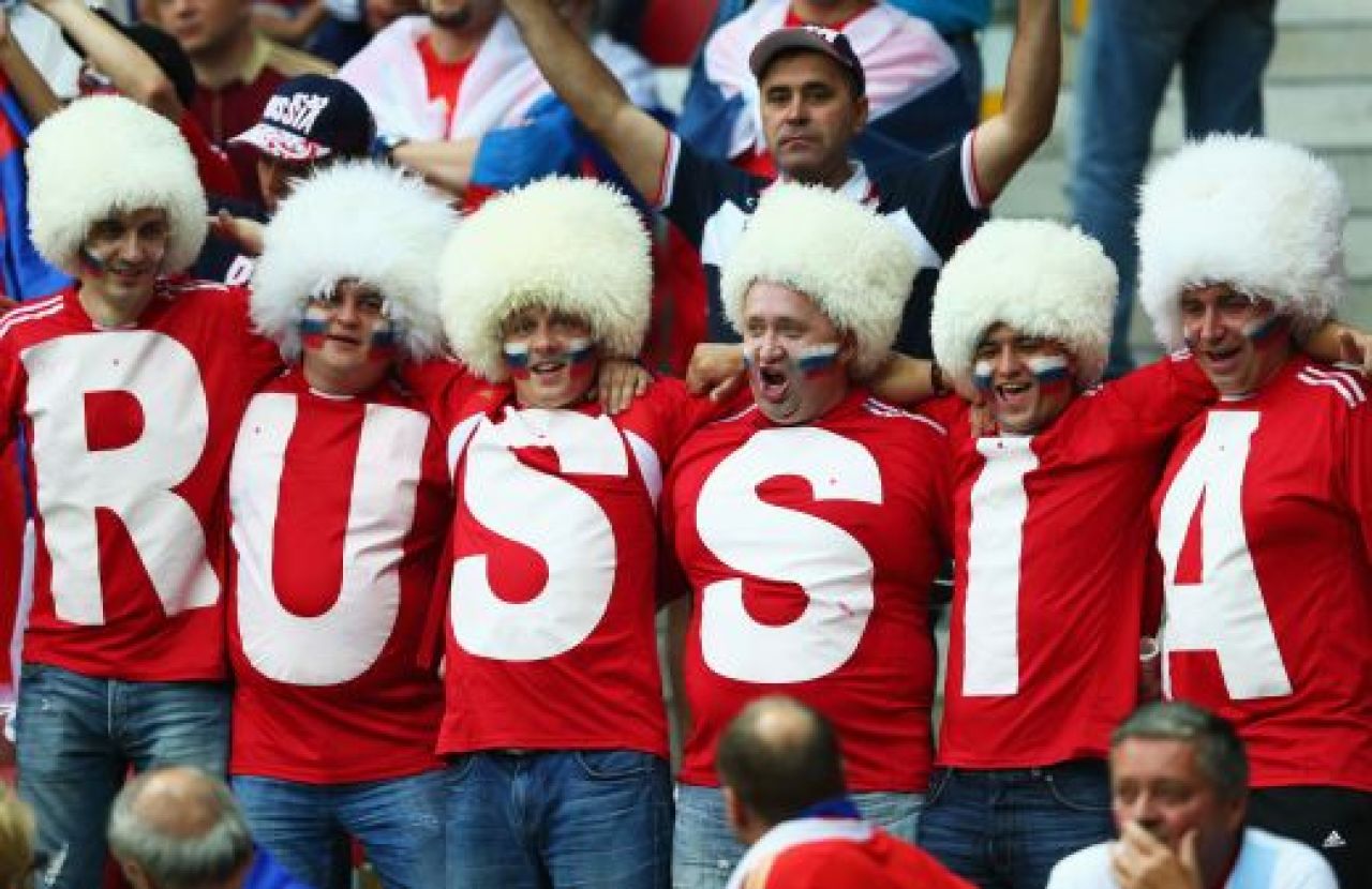 EUROBLOG ZIUA 9 | Grecii sunt NEBUNI! Au facut CHETA pentru Karagounis! Vezi teancul de bani pe care i l-au dat in vestiar dupa golul calificarii :))_7