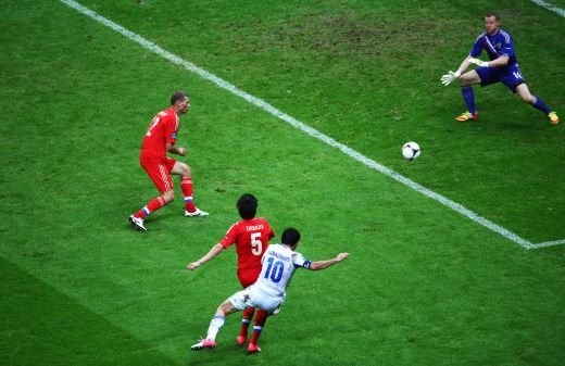 EUROBLOG ZIUA 9 | Grecii sunt NEBUNI! Au facut CHETA pentru Karagounis! Vezi teancul de bani pe care i l-au dat in vestiar dupa golul calificarii :))_9