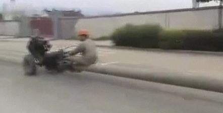 Lumea s-a intors inapoi cu 100 de ani! Cum merg chinezii la munca? VIDEO INCREDIBIL din epoca de piatra! Asta e CARUTA cu motor